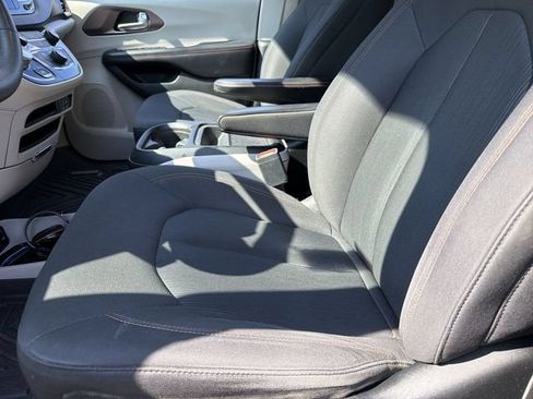 Used 2018 Chrysler Pacifica Touring Plus w/ Tire & Wheel Group FWD image 20