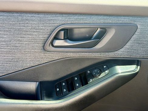 Used 2023 Nissan Rogue S FWD image 17