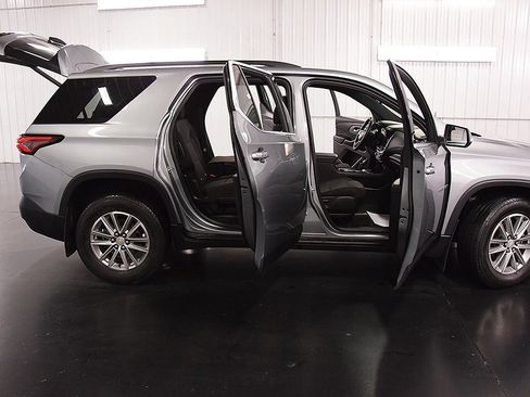 Used 2023 Chevrolet Traverse LT image 34