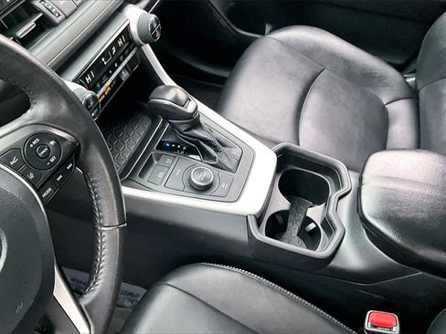 Used 2021 Toyota RAV4 XLE Premium image 15