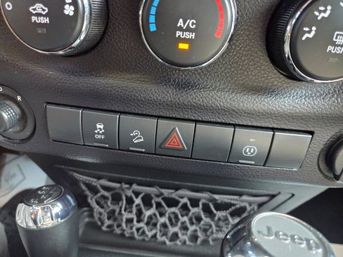 Used 2017 Jeep Wrangler Unlimited Sahara w/ Connectivity Group image 23