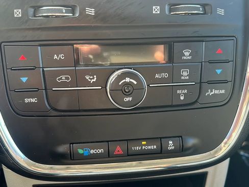 Used 2016 Chrysler Town & Country Touring image 18