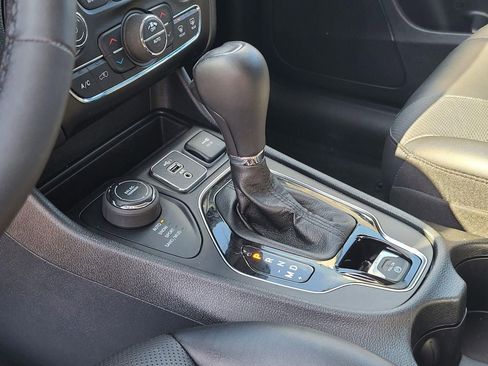 Used 2022 Jeep Cherokee Limited AWD/4WD image 10