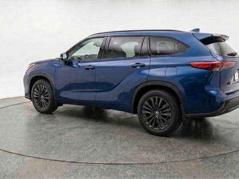 Used 2025 Toyota Highlander XSE AWD/4WD image 3