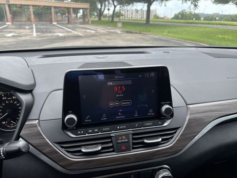 Used 2025 Nissan Altima 2.5 SV FWD image 17