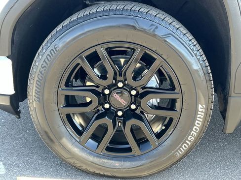 Used 2024 GMC Sierra 1500 Elevation image 32