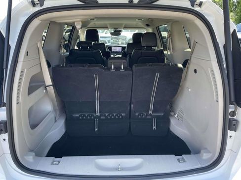 Certified 2023 Chrysler Pacifica Touring-L FWD image 44