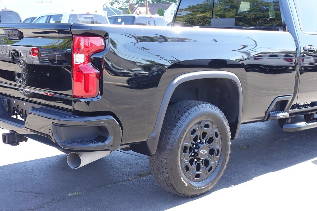 Used 2024 Chevrolet Silverado 2500 LT w/ Midnight Edition AWD/4WD image 11
