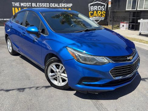 Used 2017 Chevrolet Cruze LT w/ Convenience Package FWD image 2