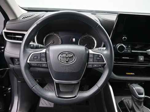 Used 2023 Toyota Highlander XLE AWD/4WD image 16