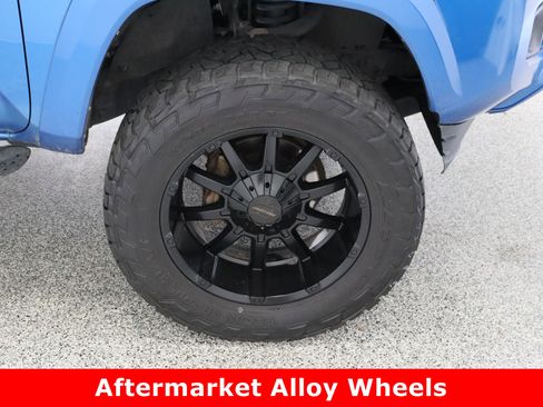 Used 2018 Toyota Tacoma TRD Sport w/ Technology Package image 5