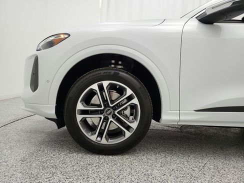 Used 2025 Audi Q5 Premium w/ Convenience Package AWD/4WD image 18
