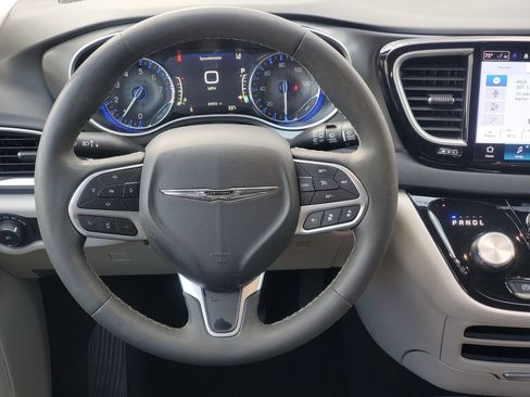 Used 2024 Chrysler Pacifica Touring-L image 33