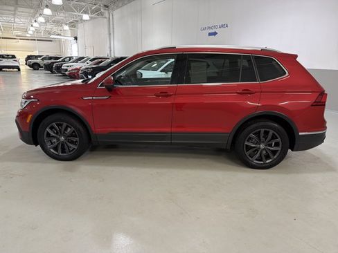 Certified 2023 Volkswagen Tiguan SE w/ Panoramic Sunroof Package FWD image 5