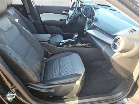 Used 2025 Chevrolet Trax LT w/ LT Convenience Package image 18