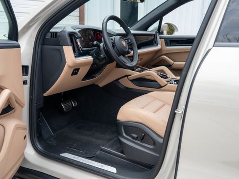 Certified 2024 Porsche Cayenne S image 4