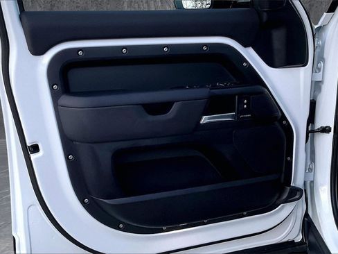 Used 2025 Land Rover Defender 110 S image 19