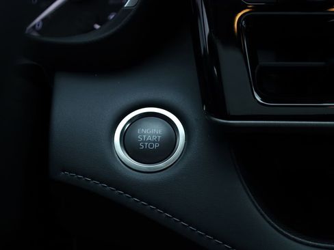 Used 2025 Toyota Highlander XLE image 35