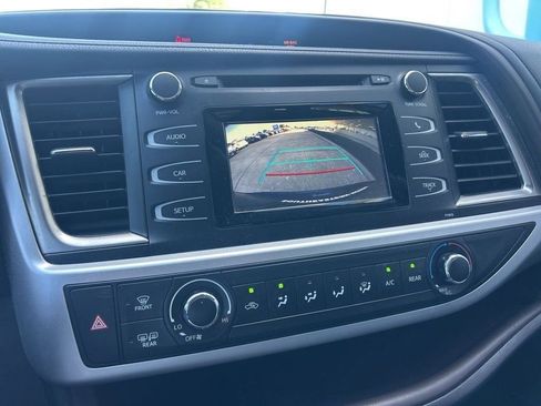Used 2019 Toyota Highlander LE AWD/4WD image 13