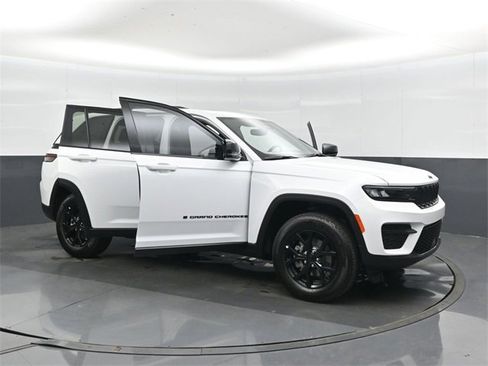 New 2025 Jeep Grand Cherokee Altitude image 41