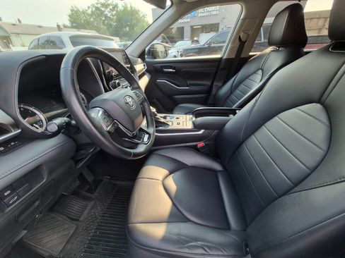 Used 2021 Toyota Highlander XLE AWD/4WD image 3