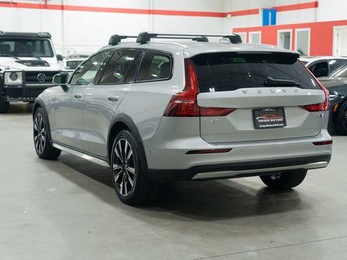 Used 2023 Volvo V60 B5 Cross Country Ultimate w/ Climate Package image 4