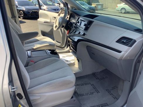 Used 2012 Toyota Sienna LE w/ Towing Pkg FWD image 18