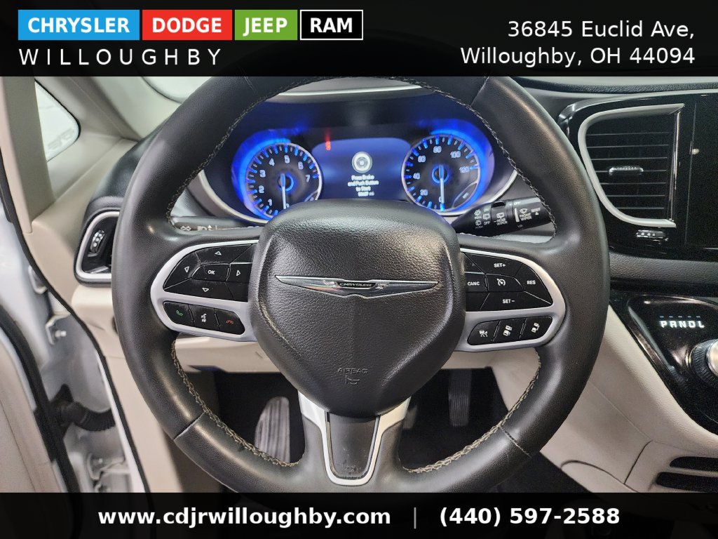 Used 2023 Chrysler Pacifica Touring-L FWD image 16