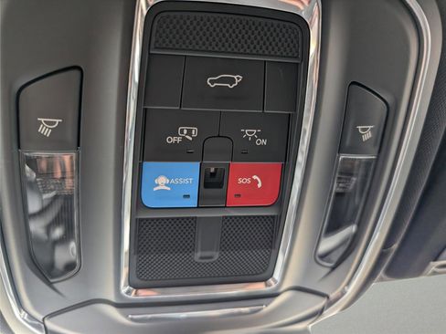 Used 2024 Jeep Grand Cherokee Laredo w/ Luxury Tech Group I RWD image 12