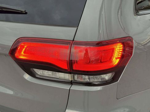 Used 2020 Jeep Grand Cherokee Altitude AWD/4WD image 15