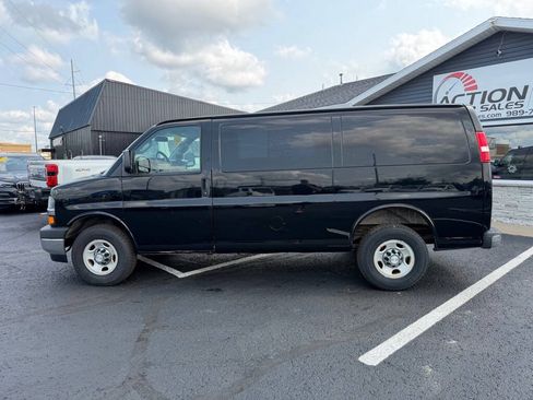 Used 2017 Chevrolet Express 2500 RWD image 2