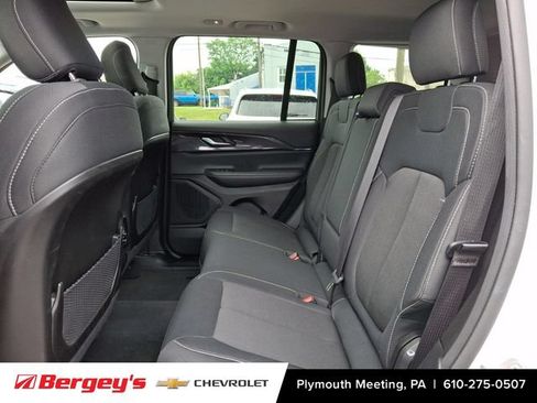 Used 2023 Jeep Grand Cherokee Laredo AWD/4WD image 12