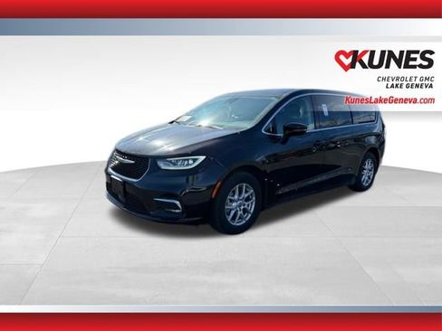 Used 2024 Chrysler Pacifica Touring-L image 9