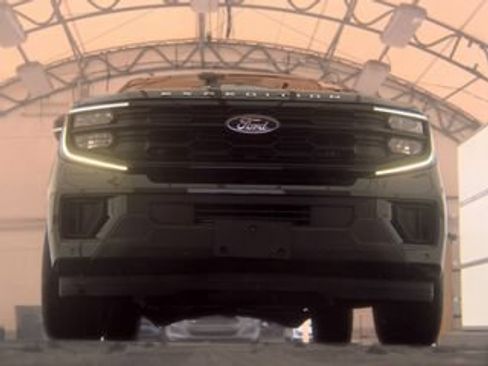 Used 2025 Ford Expedition Active AWD/4WD image 4