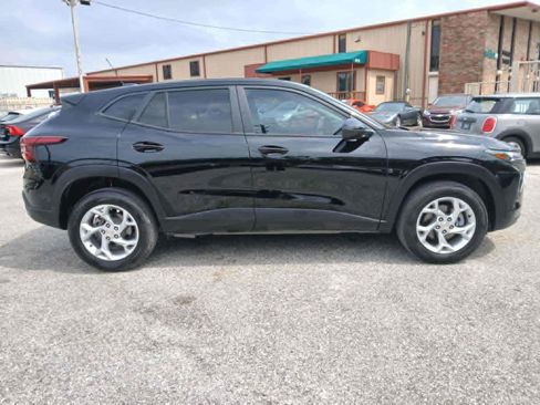 Used 2025 Chevrolet Trax LS w/ LS Convenience Package FWD image 4