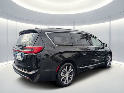 New 2026 Chrysler Pacifica Pinnacle image 4