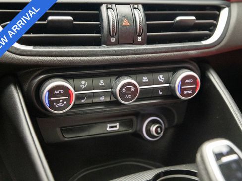 Used 2023 Alfa Romeo Giulia Veloce AWD/4WD image 22