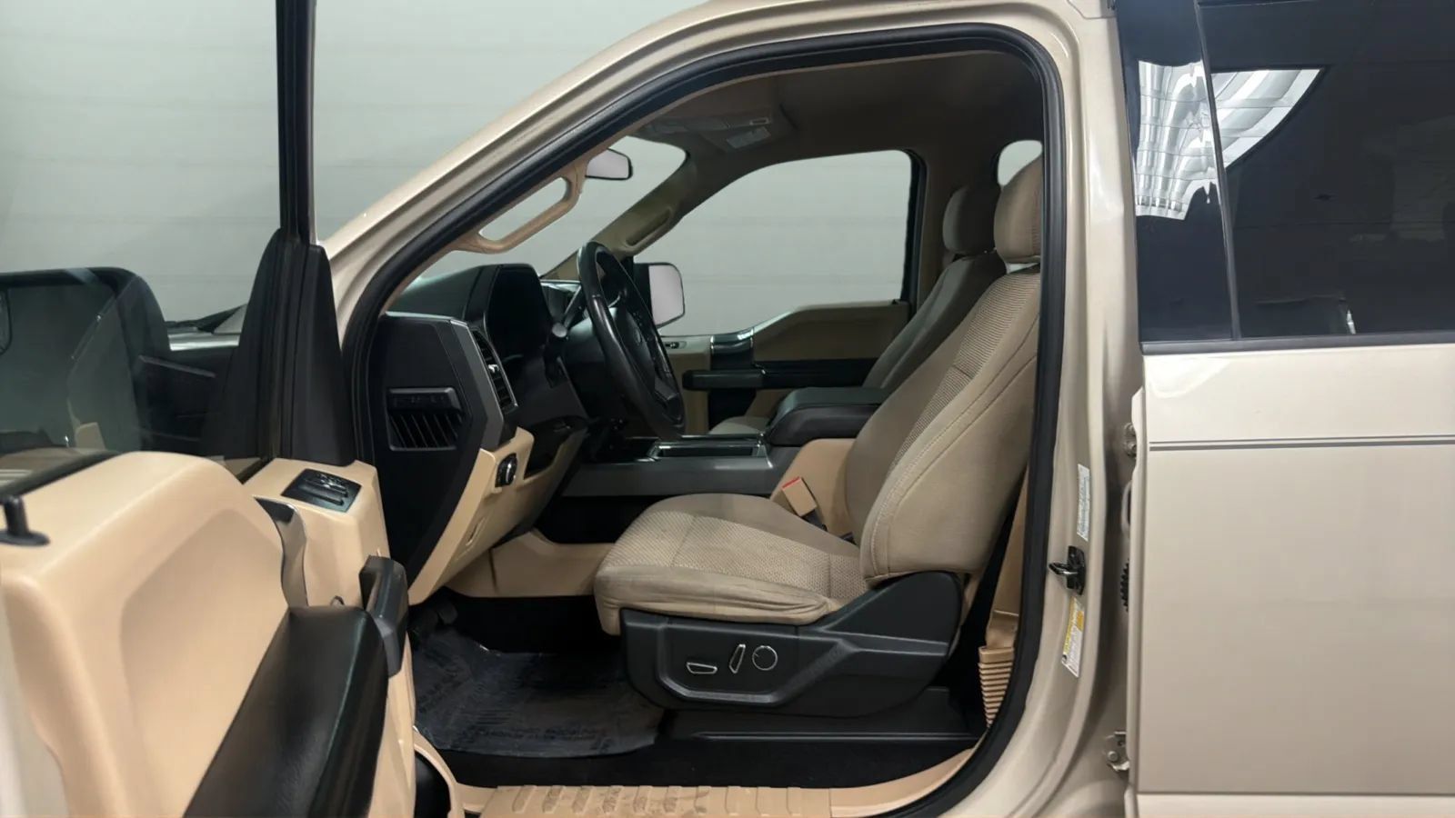 Used 2017 Ford F150 XLT w/ Equipment Group 302A Luxury AWD/4WD image 20