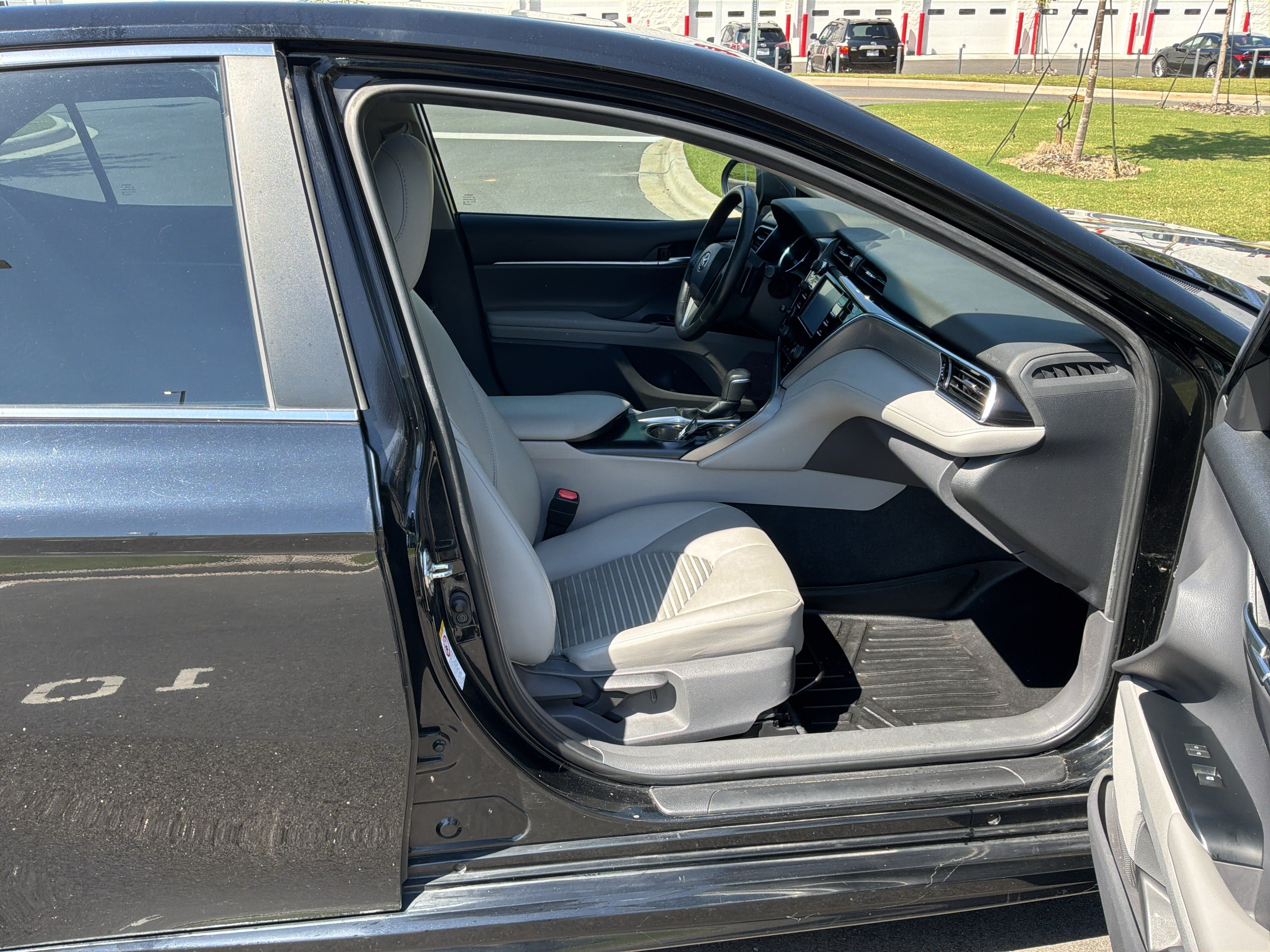 Used 2018 Toyota Camry SE w/ Moonroof Package FWD image 32