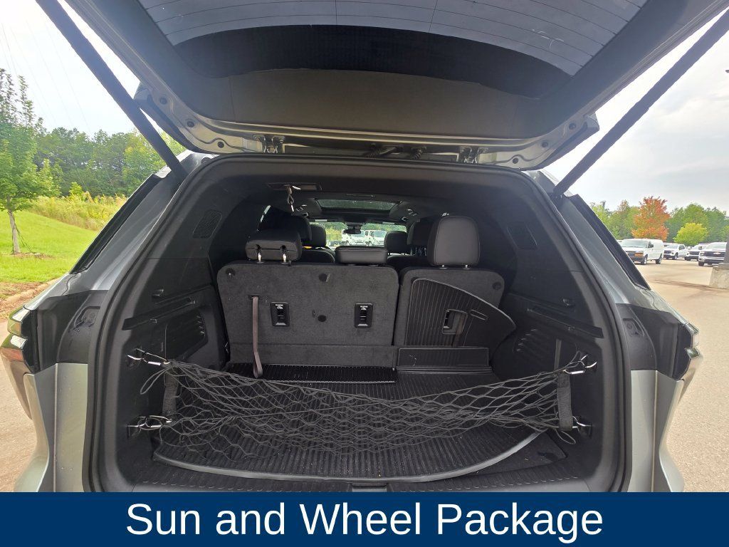 Used 2025 Chevrolet Traverse LT w/ Sun and Wheel Package FWD image 4