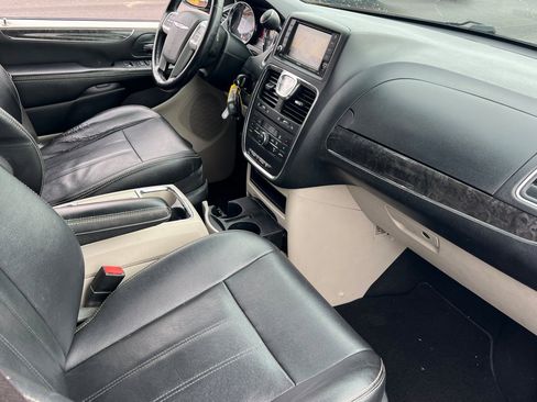 Used 2015 Chrysler Town & Country Touring image 15