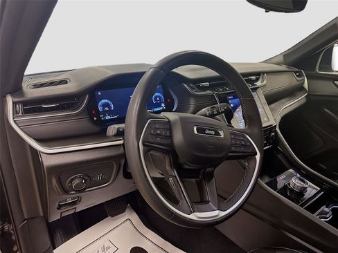 Used 2023 Jeep Grand Cherokee L Laredo image 9