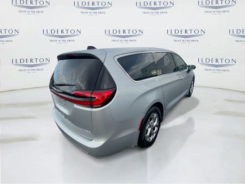 Used 2024 Chrysler Pacifica Limited image 6