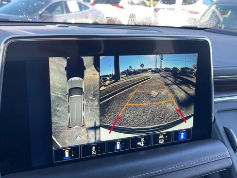 Used 2022 Chevrolet Suburban LT w/ Luxury Package image 18