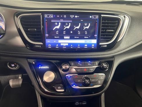 Certified 2025 Chrysler Pacifica Limited FWD image 24