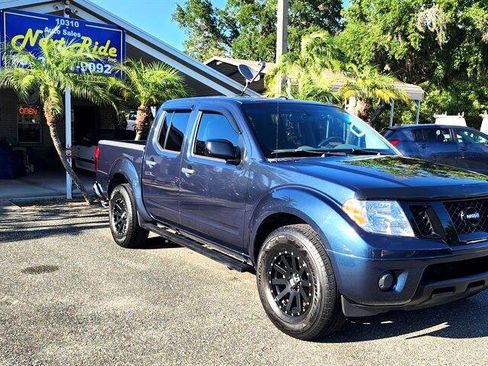 Used 2017 Nissan Frontier SV image 2