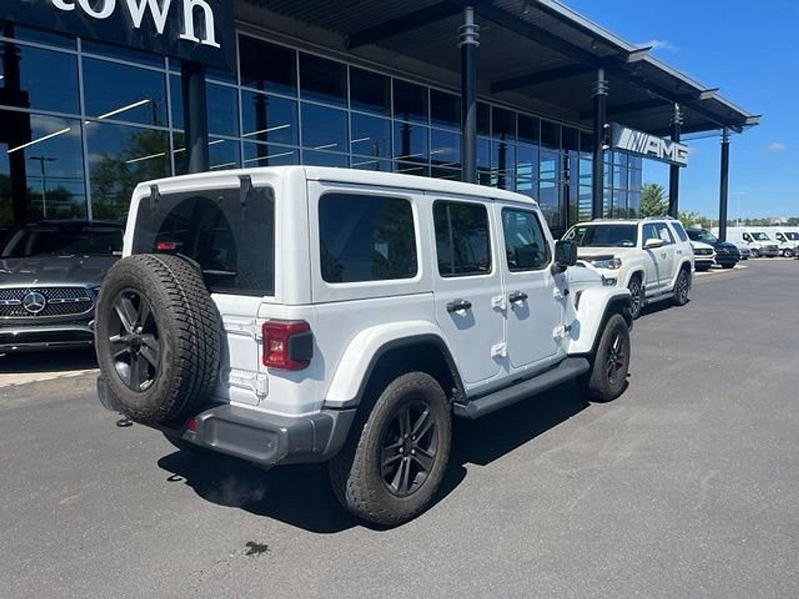 Used 2021 Jeep Wrangler Unlimited Sahara AWD/4WD image 7