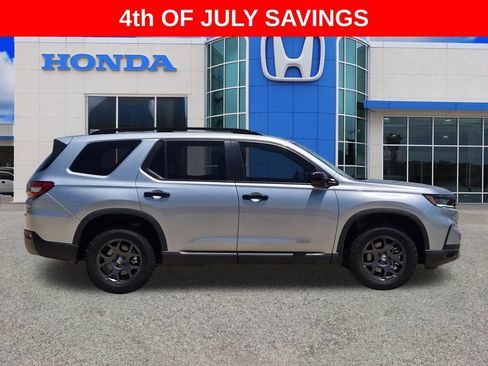 Used 2023 Honda Pilot TrailSport image 2