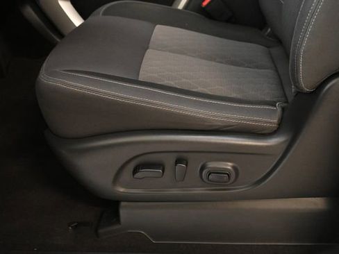 Used 2021 Nissan Titan SV w/ SV Convenience Package image 3