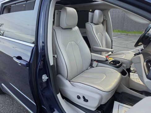 Used 2017 Chrysler Pacifica Limited w/ UConnect Theater Package FWD image 18